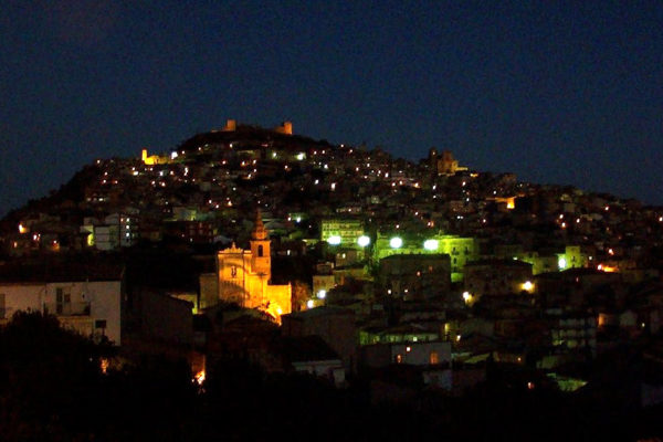 Agira_-_By_night_-_panoramio