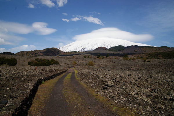 Bronte-parco-dell-etna-weg-im-lavafeld